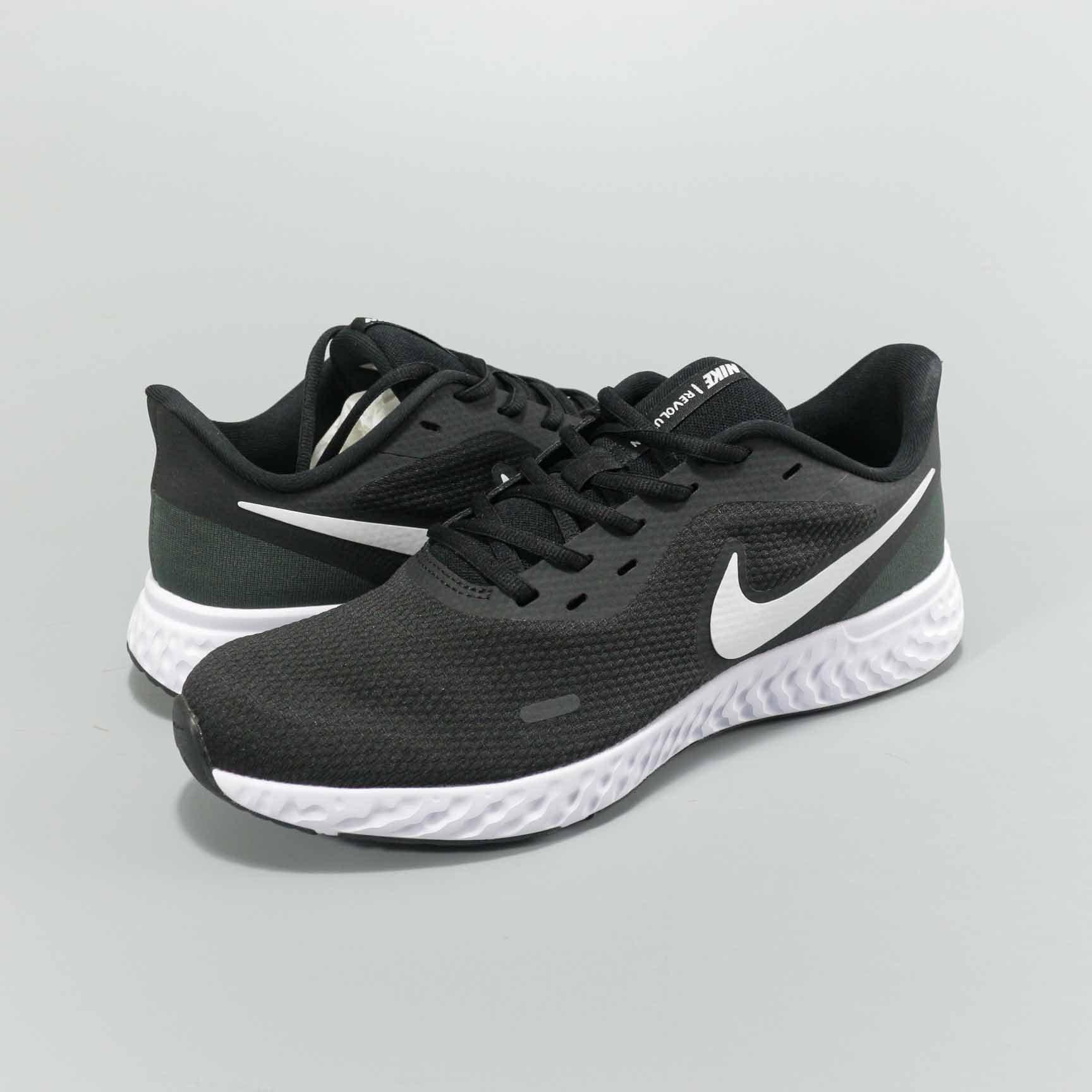 Nike Revolution 5 Black White Shoes - Click Image to Close